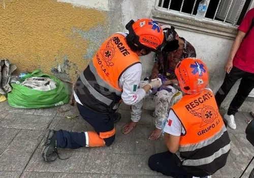 En asalto le dan una cuchillada y lo vapulean