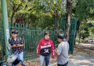 Por evitar percance se estrella en pavimento