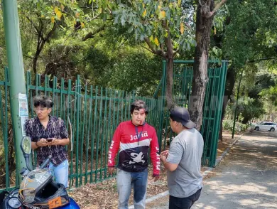 Por evitar percance se estrella en pavimento