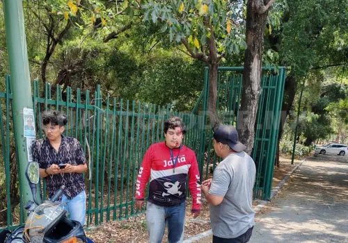 Por evitar percance se estrella en pavimento