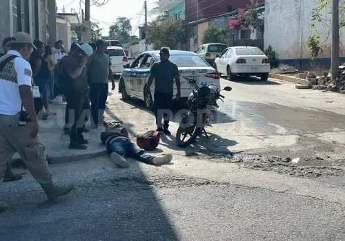 Taxi le obstruye el paso a motorista y chocan