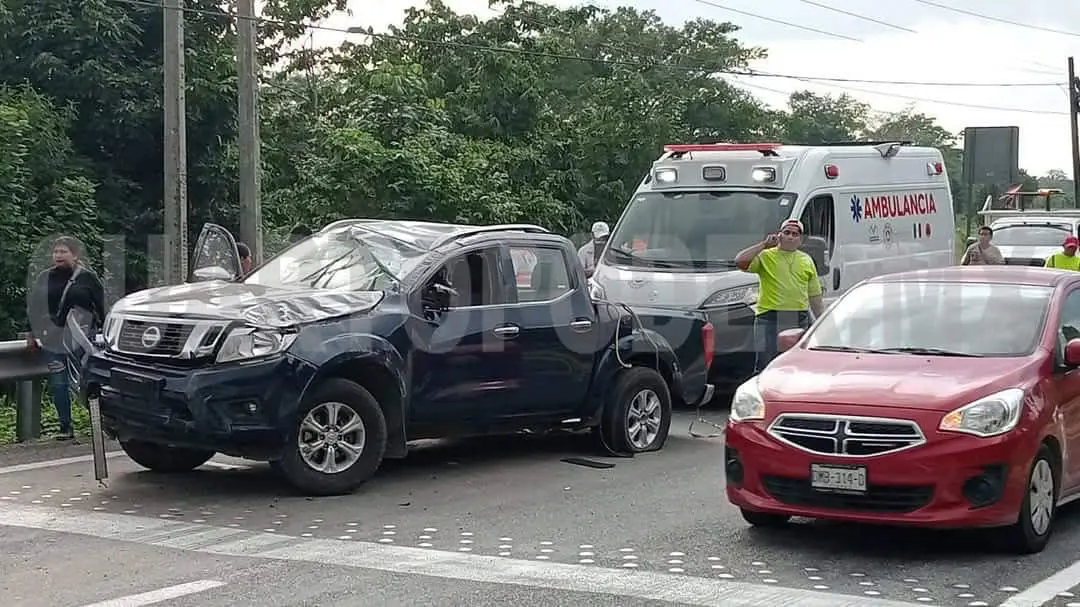 Tres heridos al volcar camioneta en la Costera