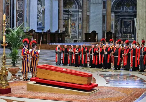 Cierran féretro del papa en ceremonia privada