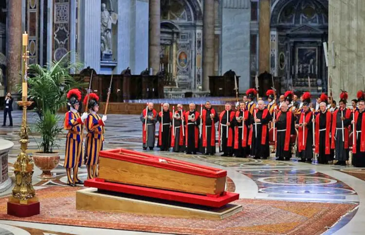 Cierran féretro del papa en ceremonia privada
