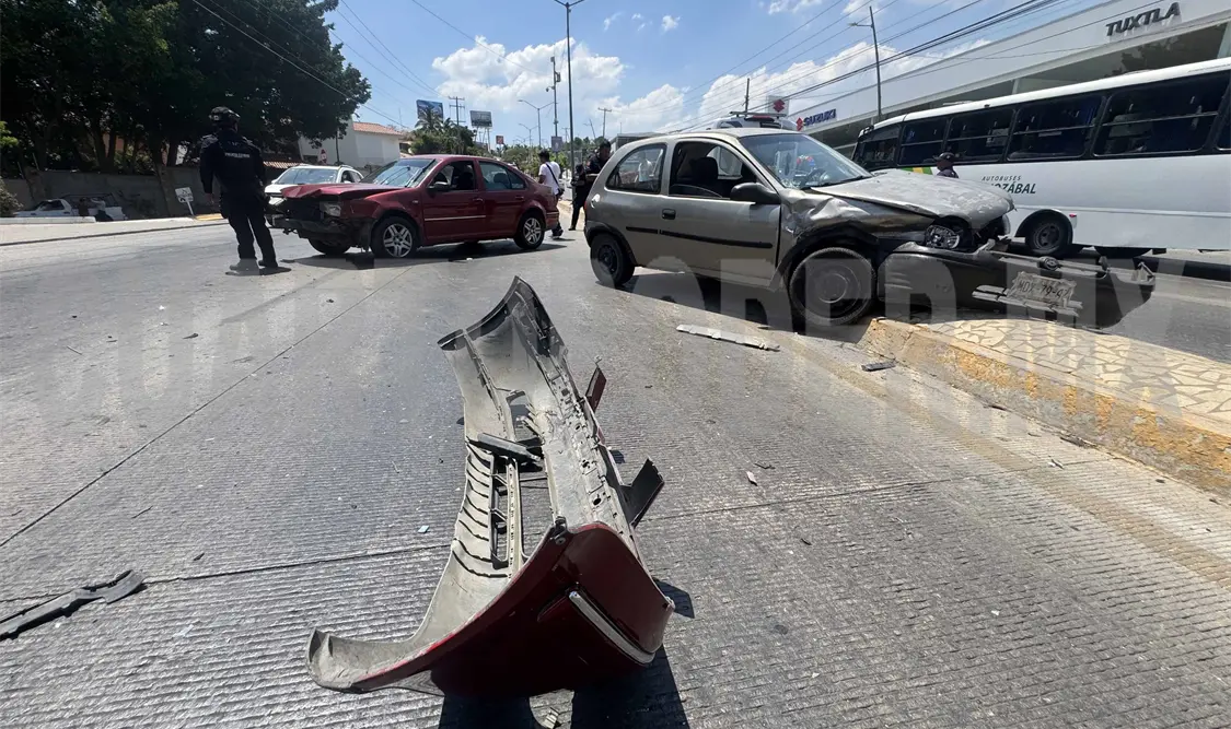 Se estrellan vehículos en el libramiento Sur