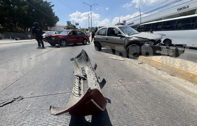 Se estrellan vehículos en el libramiento Sur