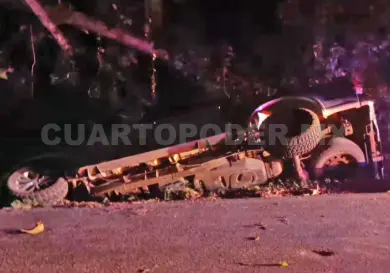 Se accidentan en curva y acaban en la cuneta