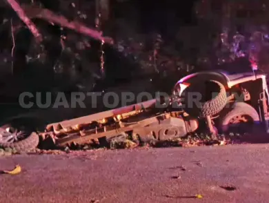 Se accidentan en curva y acaban en la cuneta