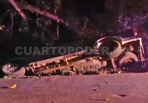 Se accidentan en curva y acaban en la cuneta