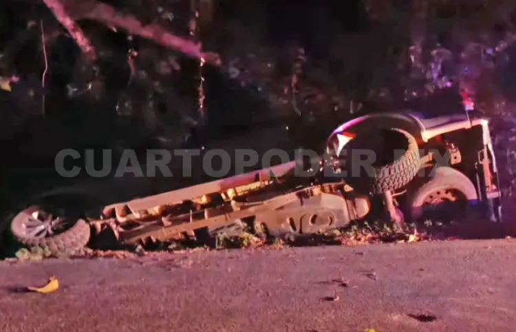 Se accidentan en curva y acaban en la cuneta