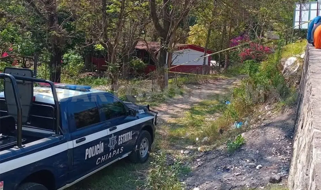 Transeúntes encontraron el cadáver en la entrada a Los Pinitos, por lo que notificaron a las autoridades. Cortesía