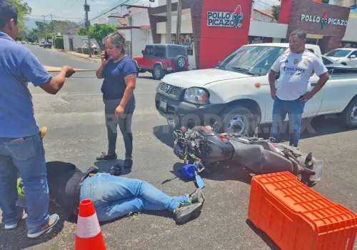 Colisionan motocicletas y camioneta en Plan de Ayala