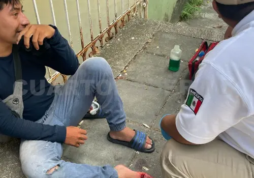 Motociclista derrapa y casi se mutila los dedos