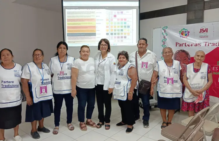 Capacitan a parteras tradicionales de Huixtla