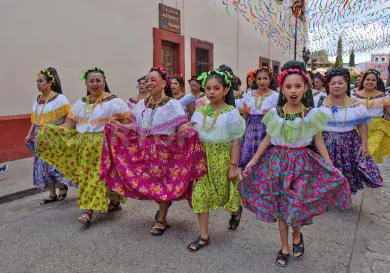 Ballets folklóricos desfilan en SCLC