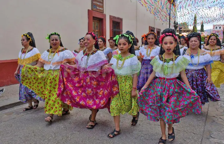 Ballets folklóricos desfilan en SCLC