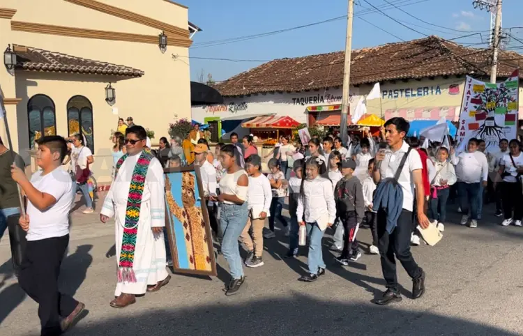 Católicos marchan por el descanso del papa