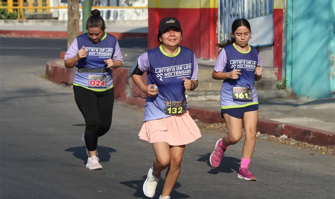 Atletas recibieron la playera conmemorativa de esta octava edición de la justa deportiva. Carlos López / CP
