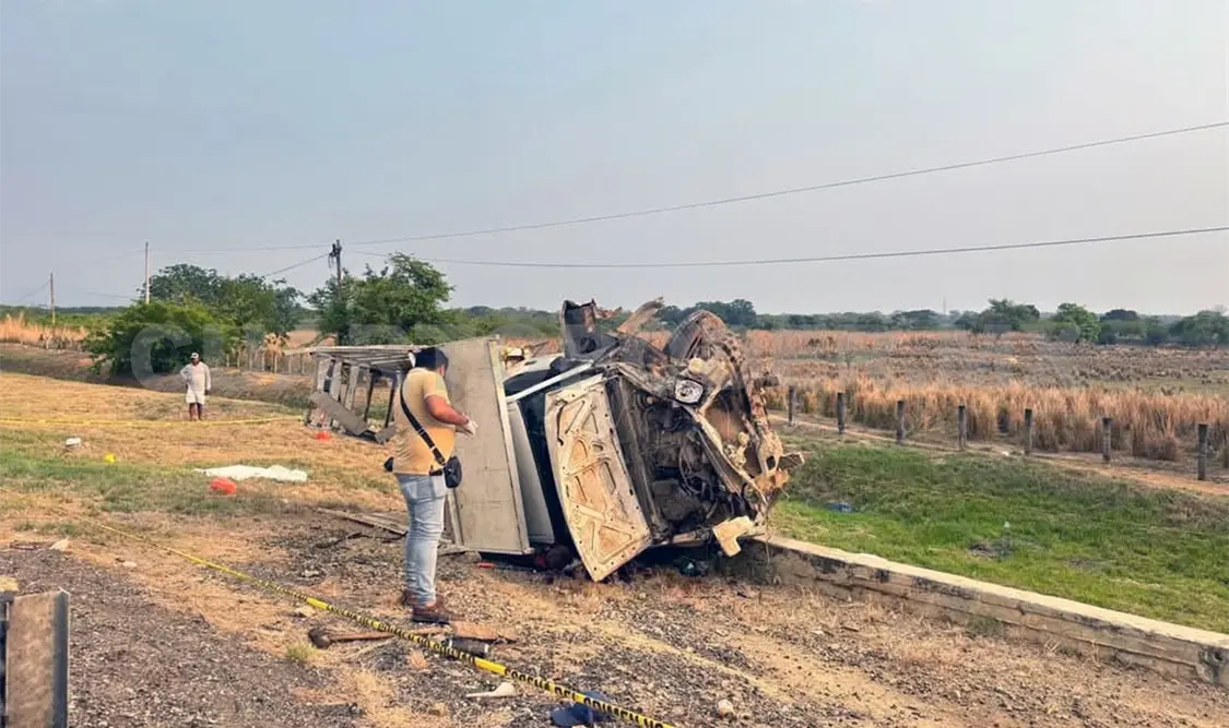 Perecen tres personas al salirse de la carretera y acabar volcando