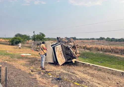 Perecen tres personas al salirse de la carretera y acabar volcando