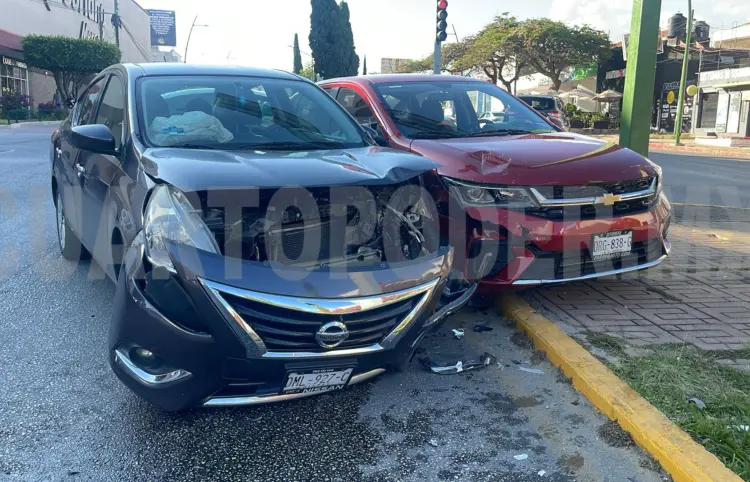Par de automovilistas colisionan en bulevar