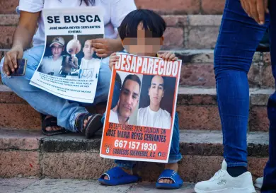 Niños marchan con rostros de desaparecidos