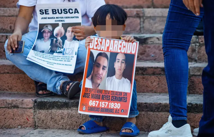 Niños marchan con rostros de desaparecidos