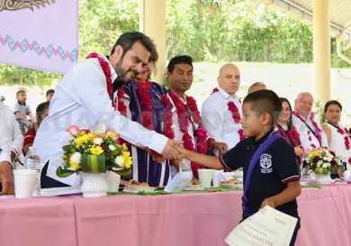 Inauguran escuela primaria federal en Oxchuc