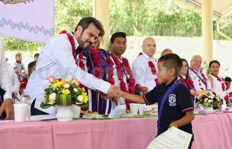 Inauguran escuela primaria federal en Oxchuc
