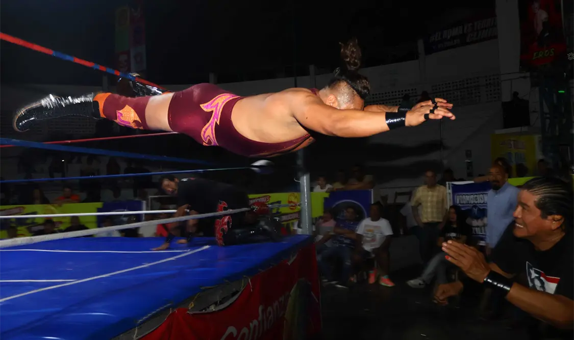 Una tarde de emociones se vivió en el Deportivo Roma durante la función de Lucha Libre para niños. Alan Pola/CP