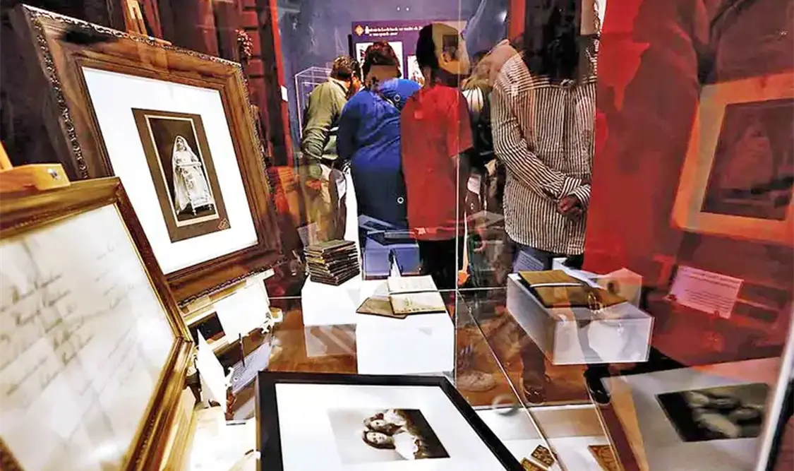 Evocan legado de Antonieta Rivas Mercado