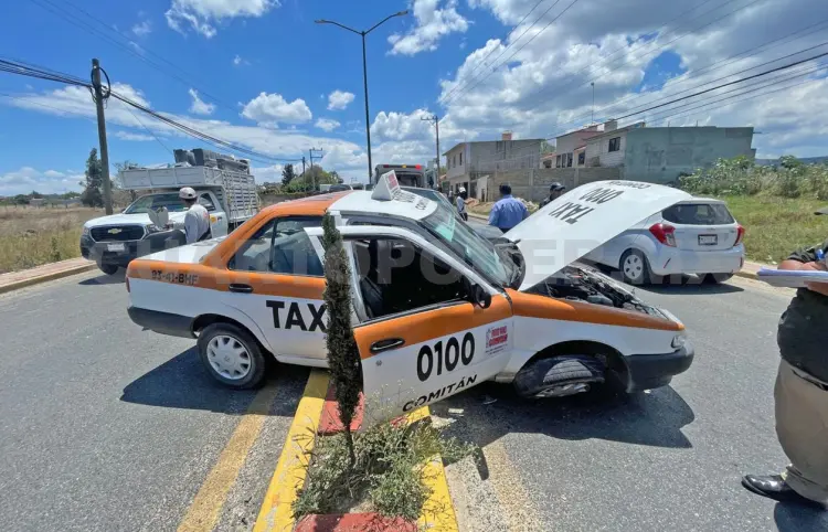 Taxi queda atrapado sobre el camellón