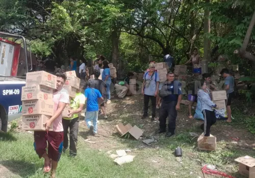 Roban cajas de galletas tras volcadura de tráiler