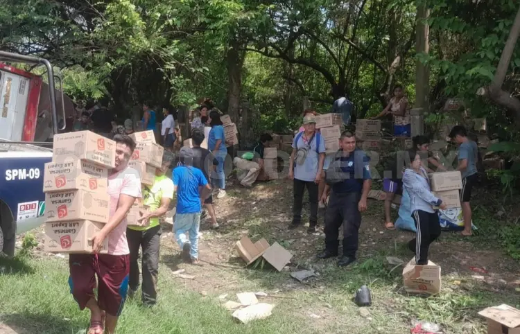 Roban cajas de galletas tras volcadura de tráiler