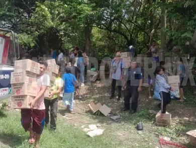 Roban cajas de galletas tras volcadura de tráiler