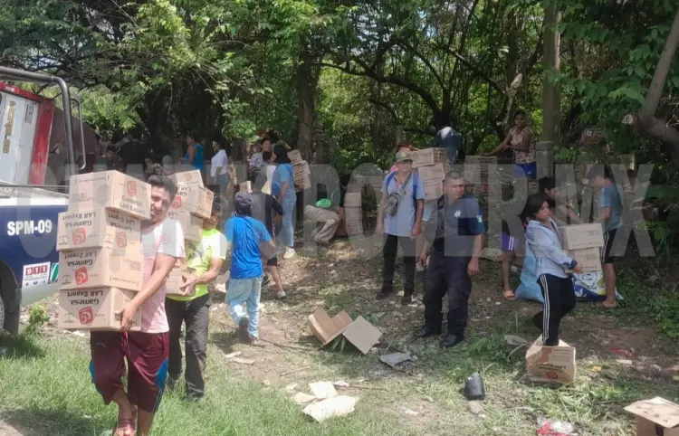 Roban cajas de galletas tras volcadura de tráiler