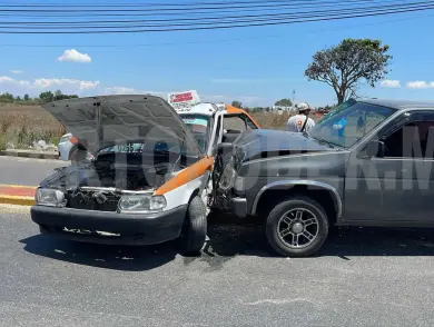 Taxi queda atrapado sobre el camellón