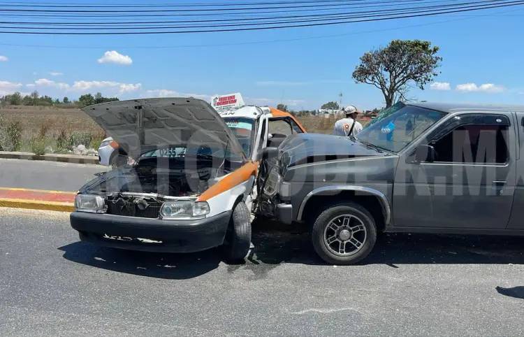 Taxi queda atrapado sobre el camellón