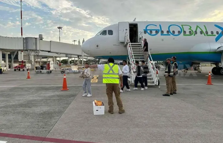 Llegan tres aviones con deportados de EUA