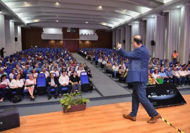 Conferencia sobre estrategias para impulsar el desarrollo