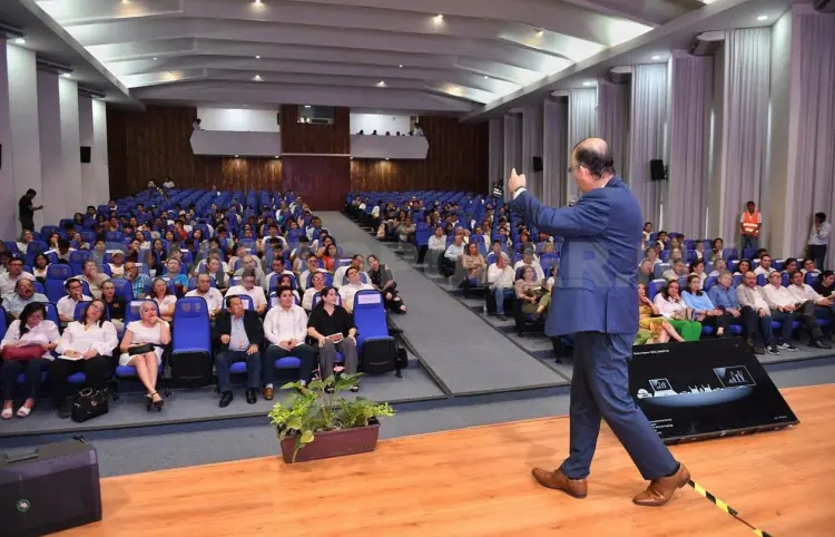 Conferencia sobre estrategias para impulsar el desarrollo