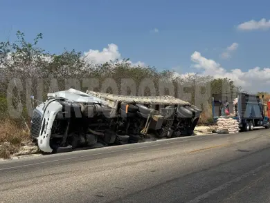 Vuelca unidad de carga; transportaba cebollas