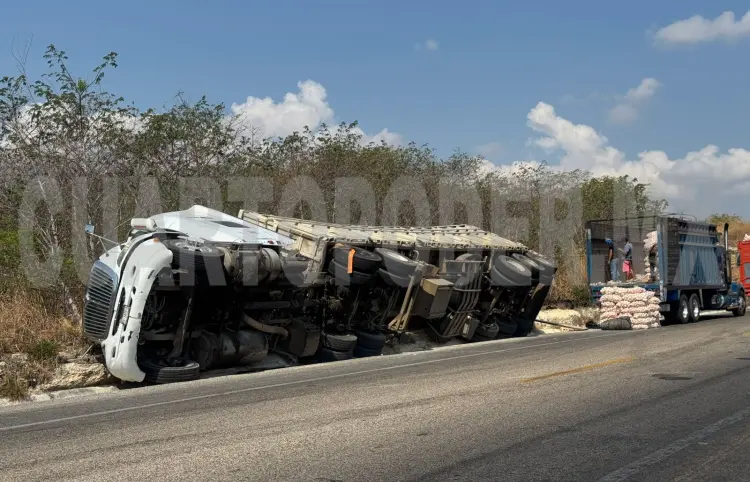 Vuelca unidad de carga; transportaba cebollas