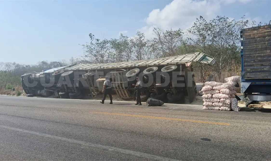 Vuelca unidad de carga; transportaba cebollas