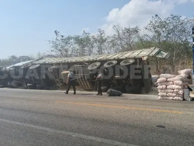 Vuelca unidad de carga; transportaba cebollas
