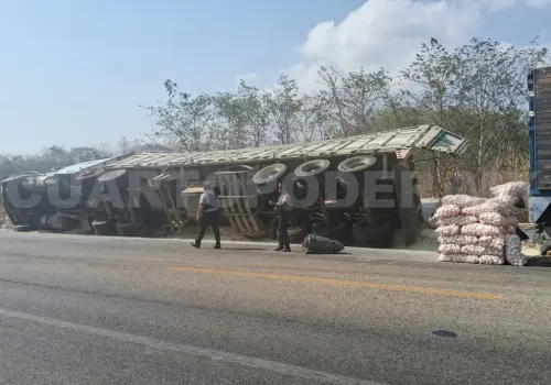 Vuelca unidad de carga; transportaba cebollas