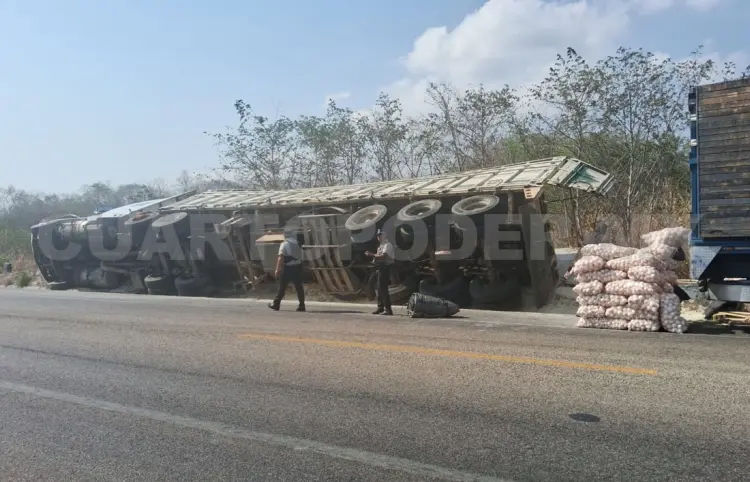 Vuelca unidad de carga; transportaba cebollas