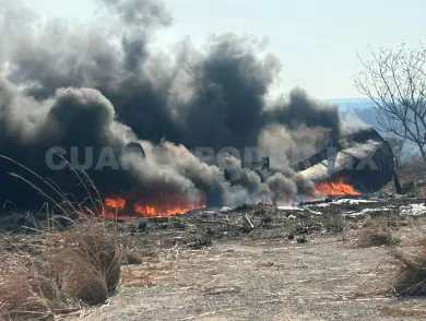 Arde contenedor de chapopote en terreno baldío