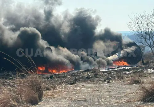 Arde contenedor de chapopote en terreno baldío