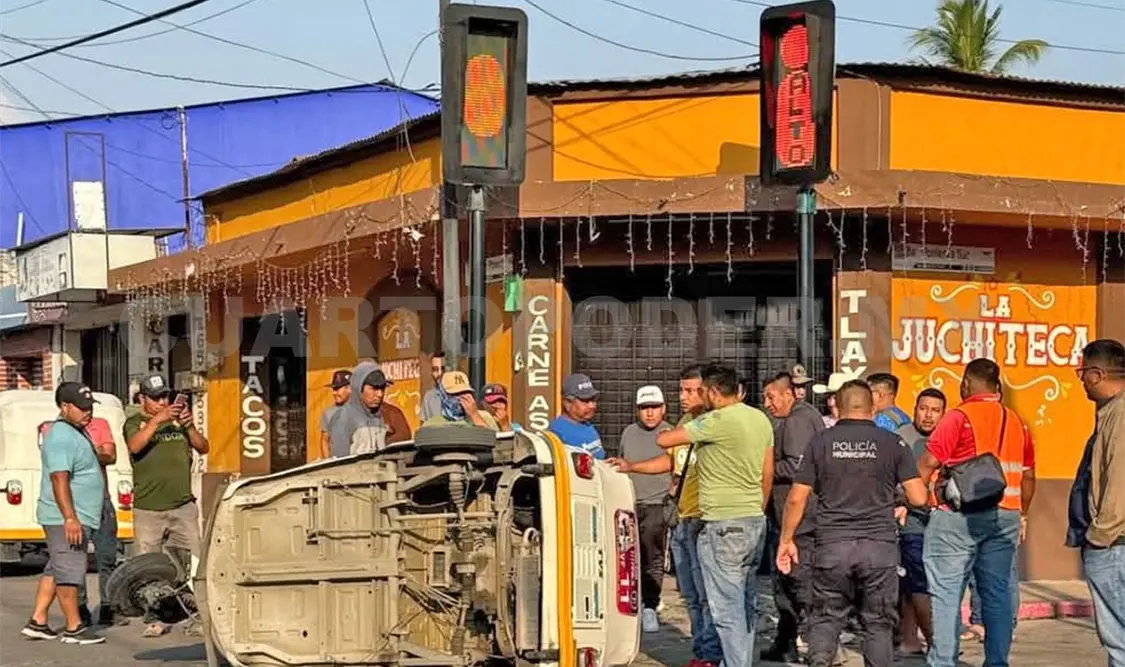 Se estrellan mototaxi y motocicleta en cruce